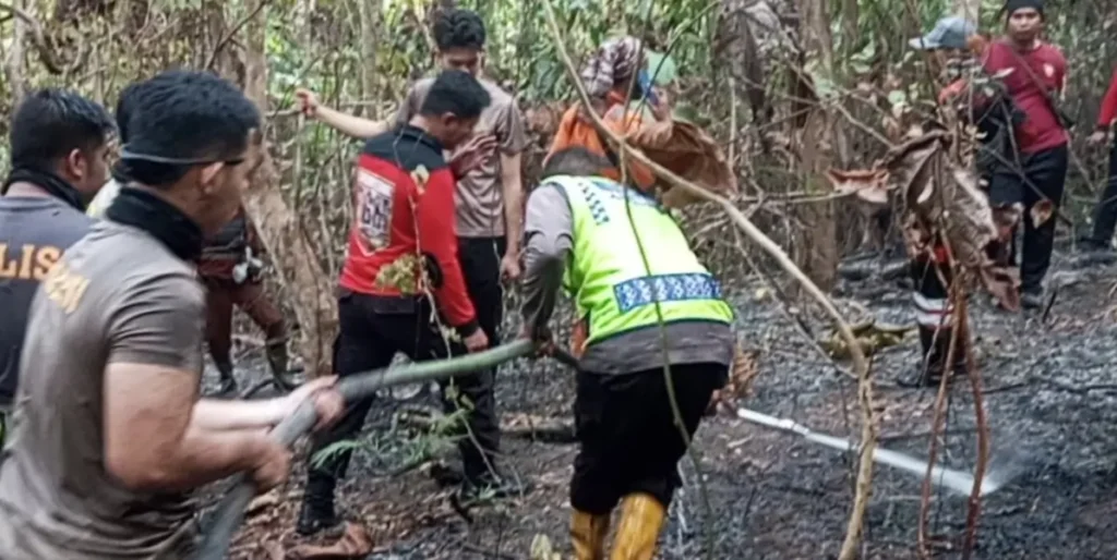 Polres Kayong Utara dan BPBD memadamkan titik api di Dusun Skip, Desa Sutera, Kecamatan Sukadana. (Foto: Res KKU)