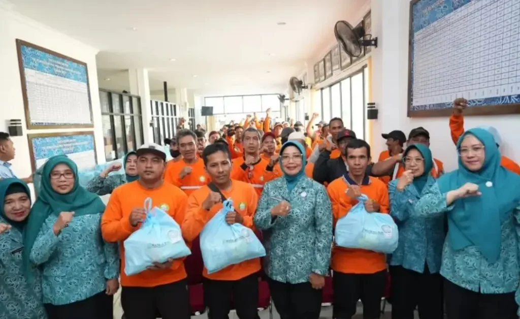 Ketua TP PKK Kalbar Ny. Erlina Ria Norsan menyerahkan bantuan sembako kepada petugas kebersihan jalan di Kota Pontianak dalam rangka HUT ke-81 RI.