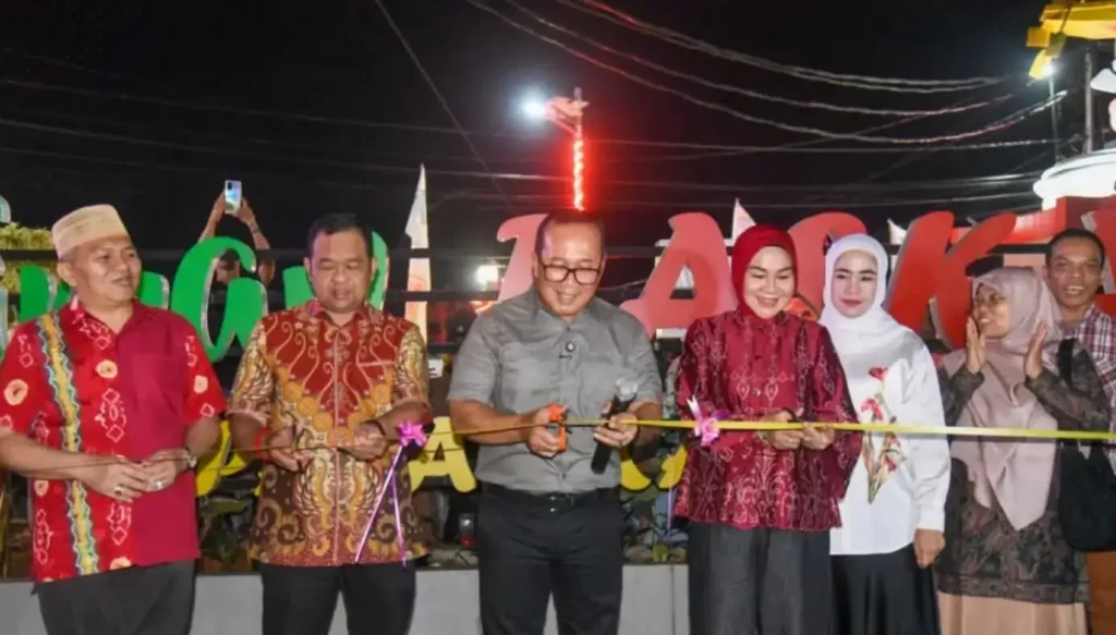 Taman Pasar Kakap resmi dibuka Bupati Kubu Raya Sujiwo di Sungai Kakap.