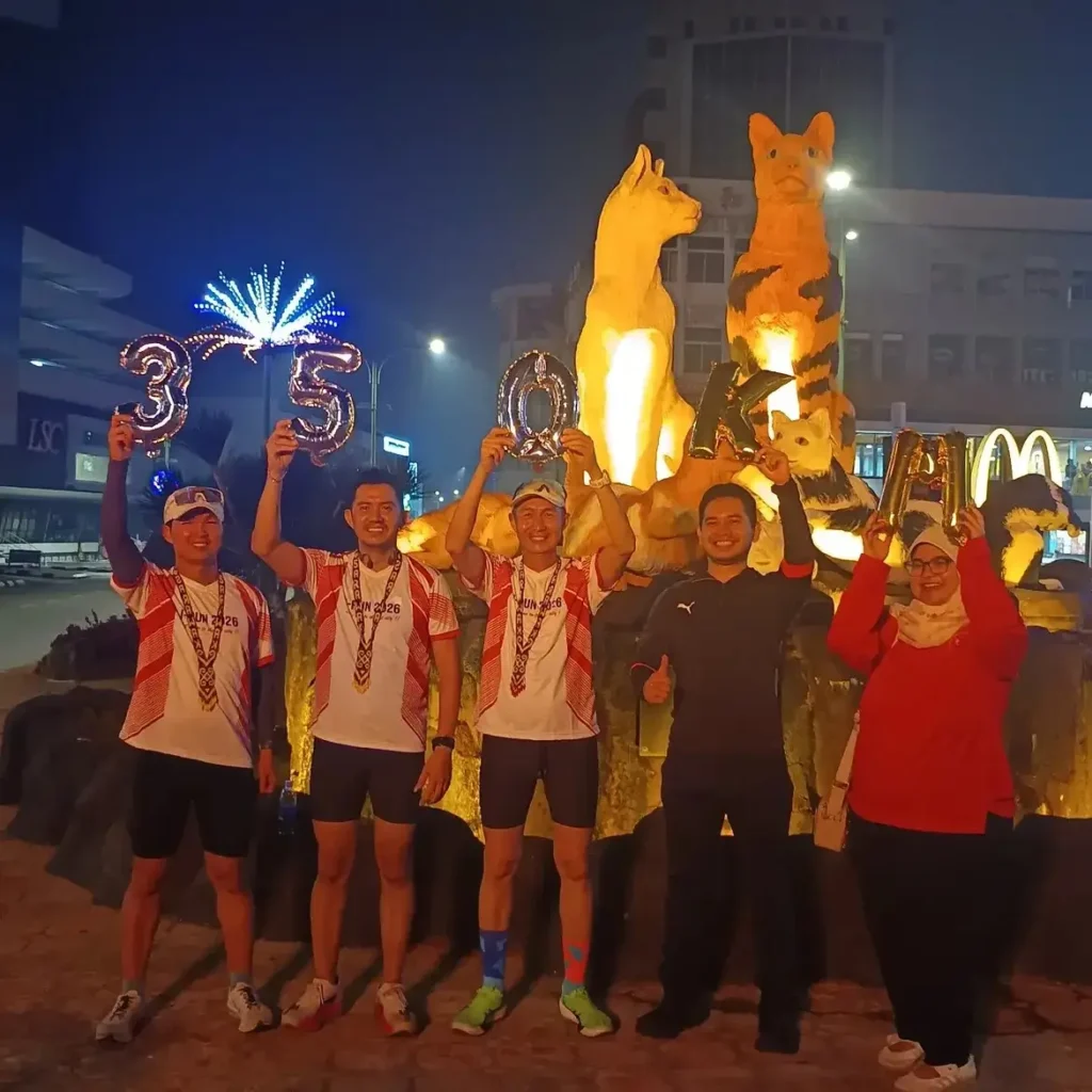 Tiga pelari Pontianak dari Uber Running Crew finis di Kuching setelah menempuh jarak 354,37 kilometer. (Foto: instagram.com/uber_running_crew_)