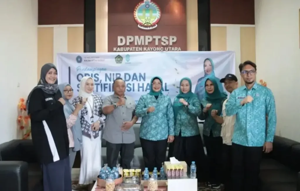 Ketua TP PKK Kalbar Erlina Norsan meninjau layanan gratis NIB, sertifikat halal, dan QRIS bagi pelaku UMKM di Mall Pelayanan Publik Kabupaten Kayong Utara.