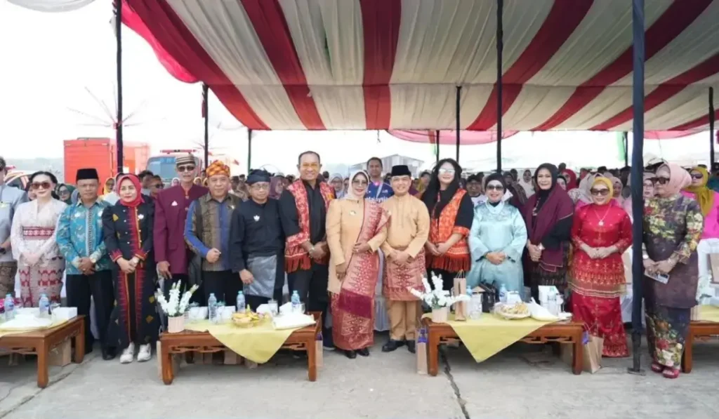 Gubernur Kalbar Ria Norsan membuka Festival Budaya Robo-Robo 2026 di Kuala Mempawah.