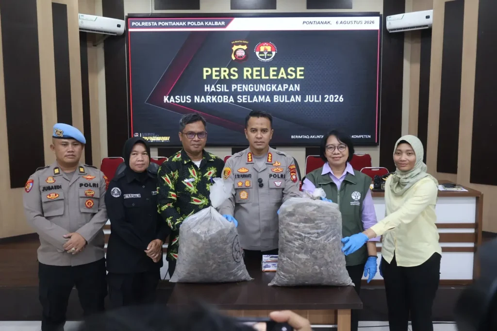 Polresta Pontianak mengamankan ratusan kilogram sisik dan kuku trenggiling dalam pengungkapan dugaan perdagangan ilegal satwa dilindungi.