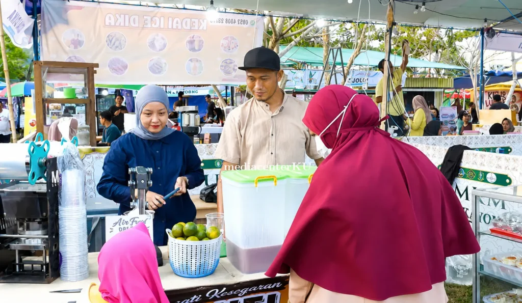Stan UMKM di kawasan Pelataran Eks Sail Karimata, Pantai Pulau Datok, ramai dikunjungi masyarakat selama pelaksanaan MTQ XXXIV Kalbar di Kayong Utara.