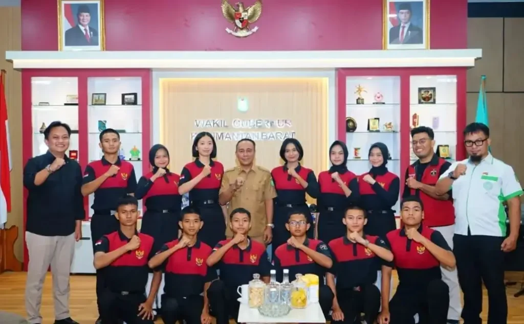 Wagub Kalbar Krisantus Kurniawan melepas kontingen SMAN 3 Singkawang untuk mewakili Kalbar di lomba tingkat nasional.