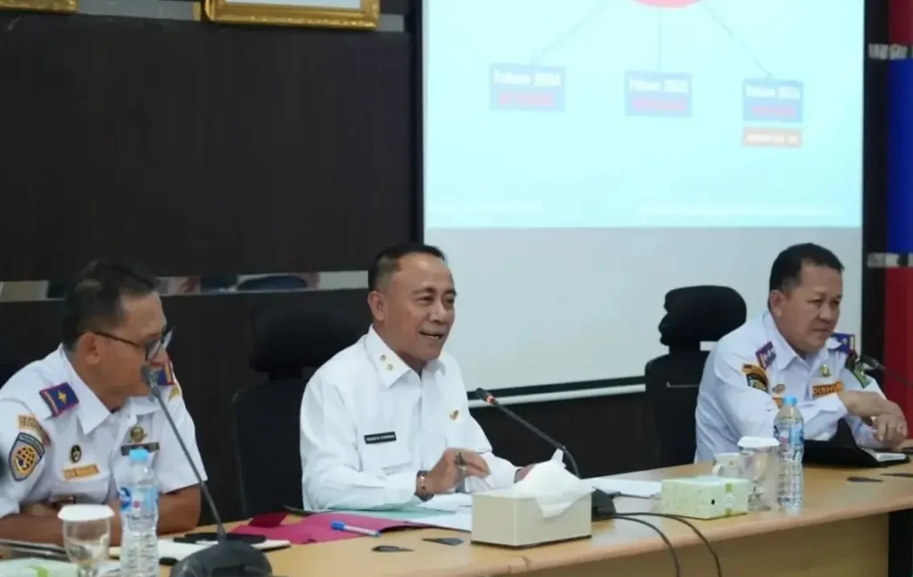 Wakil Gubernur Kalbar Krisantus Kurniawan memimpin rapat koordinasi percepatan pengerukan alur pelayaran Sungai Kapuas di Kubu Raya.