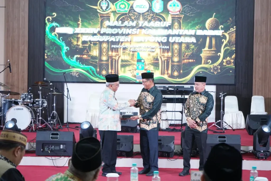 Sekretaris Daerah Kota Pontianak Amirullah menerima cinderamata dari Wakil Bupati Kayong Utara dalam Malam Taaruf MTQ ke-34 Kalbar di Kayong Utara, Sabtu (1/8/2026) malam.