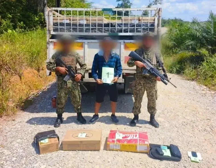 Aparat keamanan Malaysia mengamankan truk bermuatan 511 karton atau lebih dari 10 ton daging beku ilegal di kawasan perbatasan Serikin, Sarawak, yang diduga akan masuk ke Kalimantan Barat.