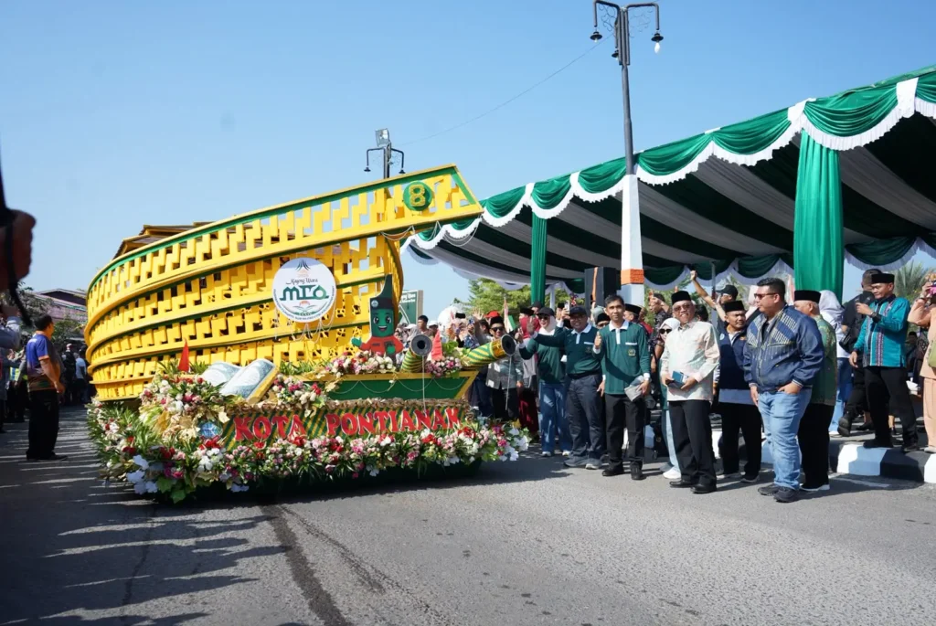 Mobil hias berornamen tanjak dari Kafilah Pontianak memukau para penonton Pawai Pembukaan Musabaqah Tilawatil Qur’an (MTQ) ke-34 Tingkat Provinsi Kalimantan Barat di Bundaran Tugu Durian Kayong Utara, Minggu (2/8/2026) pagi.
