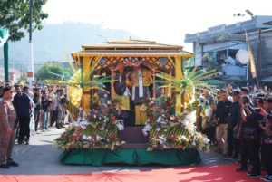 Mobil hias berornamen tanjak dari Kafilah Pontianak memukau para penonton Pawai Pembukaan Musabaqah Tilawatil Qur’an (MTQ) ke-34 Tingkat Provinsi Kalimantan Barat di Bundaran Tugu Durian Kayong Utara, Minggu (2/8/2026) pagi.