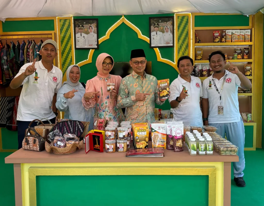 Wali Kota Pontianak Edi Rusdi Kamtono saat mengunjungi stand Pontianak di venue utama MTQ ke-34 Kalbar di Pantai Pulau Datuk, Kayong Utara, Minggu (2/8/2026) sore.