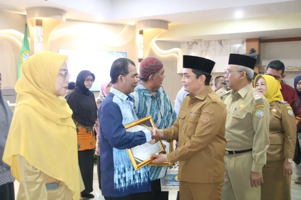 Wakil Wali Kota Pontianak Bahasan menyerahkan sertifikat dan cinderamata kepada para purna tugas ASN di Aula Sultan Syarif Abdurrahman Kantor Wali Kota Pontianak, Selasa (4/8/2026).