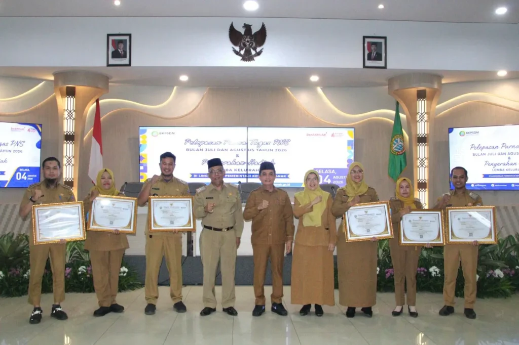 Wakil Wali Kota Pontianak Bahasan berfoto bersama para lurah pemenang Lomba Kelurahan tingkat Kota Pontianak tahun 2026 di Aula Sultan Syarif Abdurrahman Kantor Wali Kota Pontianak, Selasa (4/8/2026).