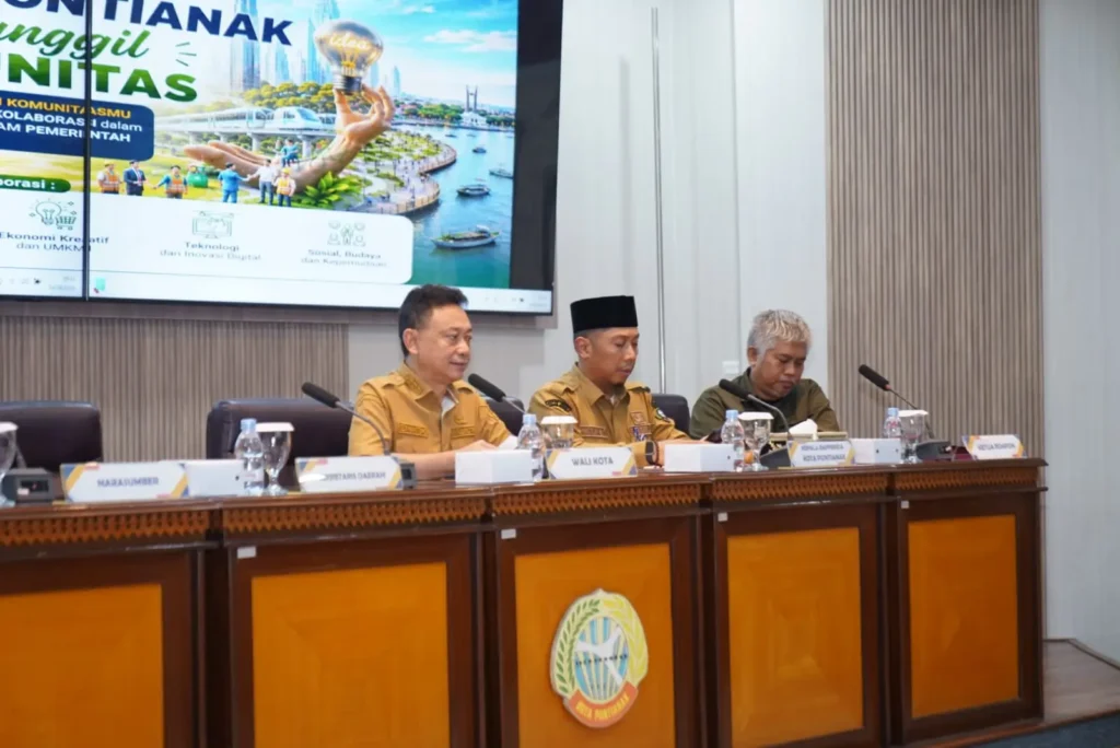 Wali Kota Pontianak saat berdiskusi dengan komunitas dalam agenda Pontianak Memanggil Komunitas di Aula Rohana Muthalib Bapperida Pontianak, Selasa (4/8/2026).