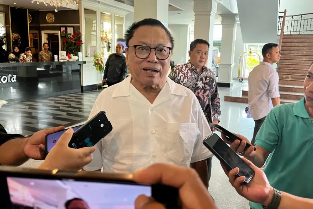 Oesman Sapta Odang (OSO), tokoh nasional yang memberikan uang saku kepada 633 peserta MTQ XXXIV Kalbar.