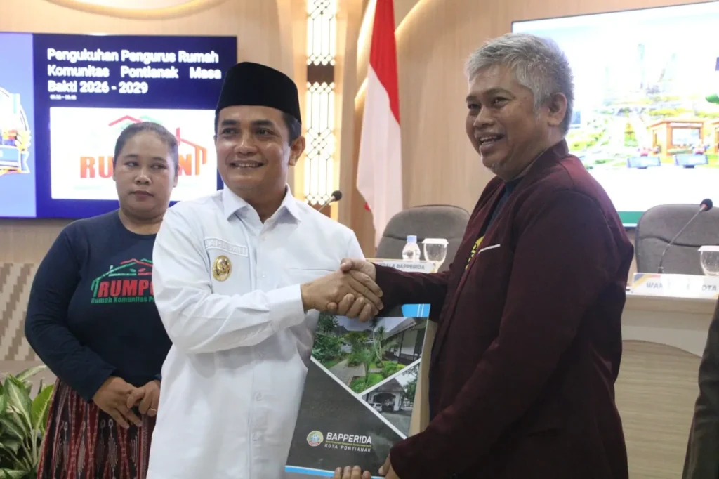 Wakil Wali Kota Pontianak Bahasan mengukuhkan Ario Sabrang dan pengurus Rumah Komunitas Pontianak (Rumpon) periode 2026–2029.