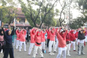 Warga Pontianak Barat terlihat antusias mengikuti senam zumba di Halaman Kantor Camat Pontianak Barat, Jumat (7/8/2026) pagi.