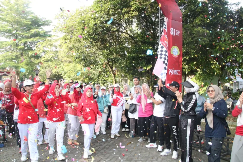 Wakil Wali Kota Pontianak, Bahasan mengangkat bendera start sebagai tanda dimulainya jalan sehat warga di Halaman Kantor Camat Pontianak Barat, Jumat (7/8/2026) pagi.