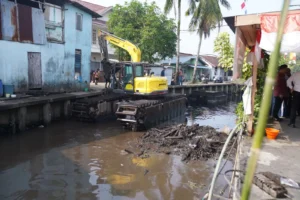 Proses penataan parit Tokaya, Jumat (7/8/2026) pagi.