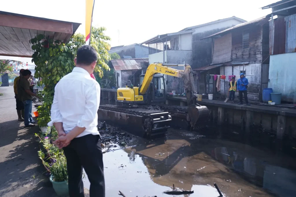 Wali Kota Pontianak Edi Rusdi Kamtono saat meninjau proses penataan parit Tokaya, Jumat (7/8/2026) pagi.