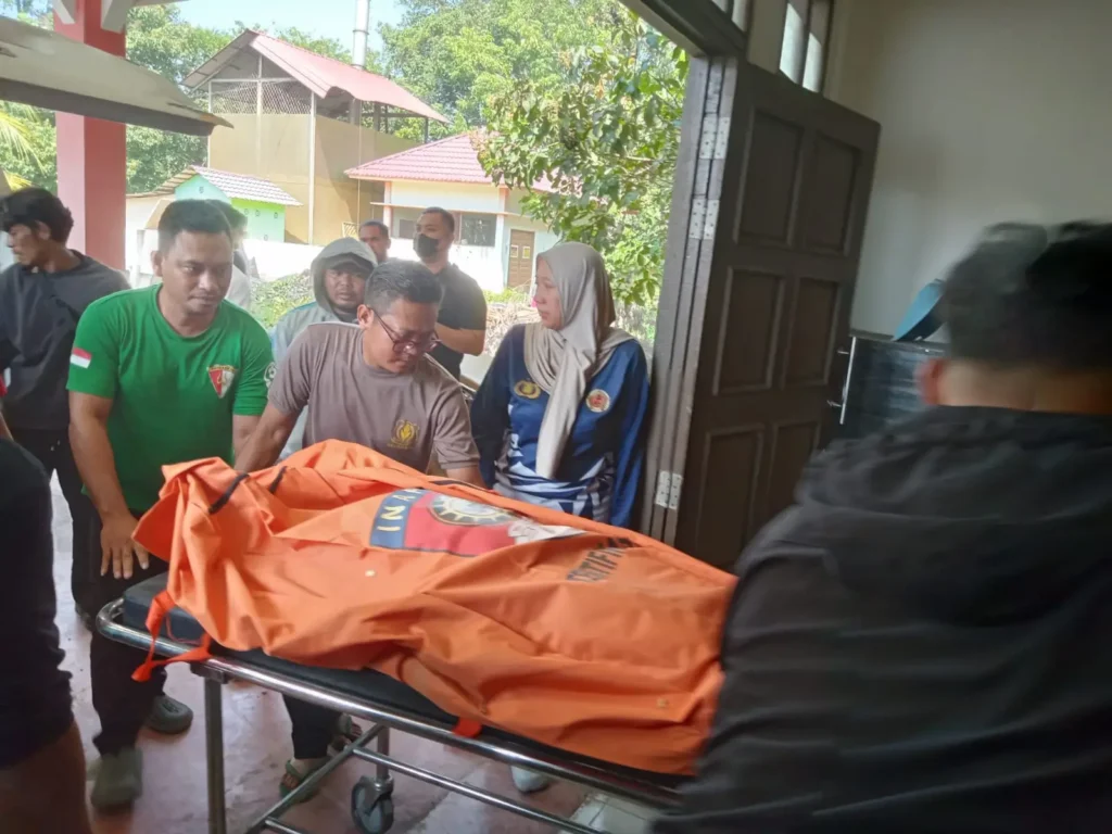 Proses evakuasi jenazah ibu dan anak yang ditemukan tewas terikat di Landak, Sabtu (8/8/2026).