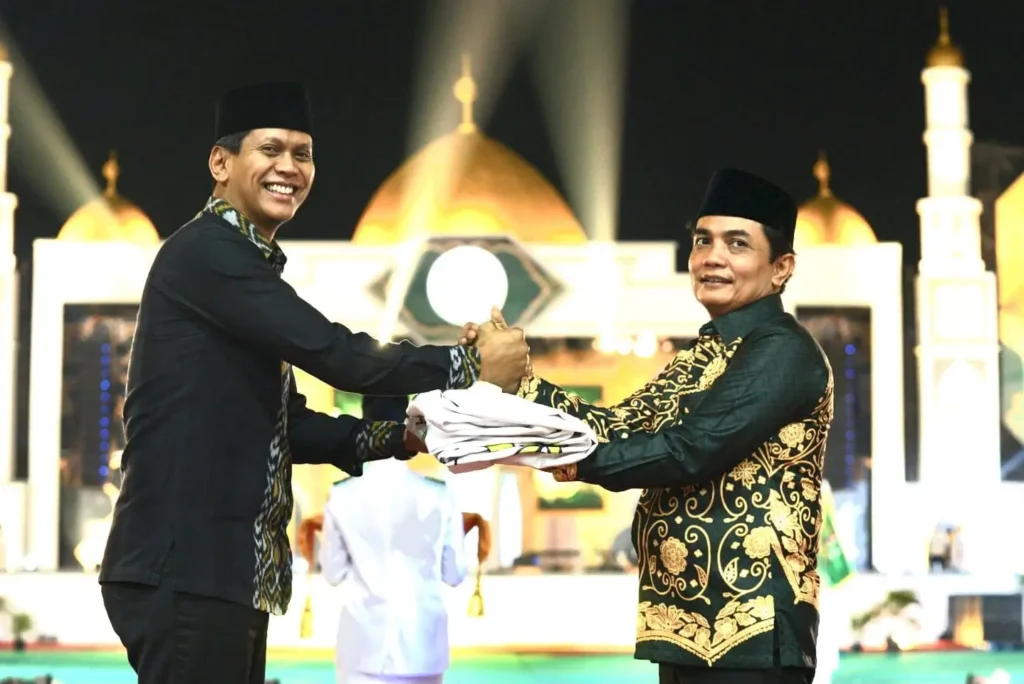 Wakil Wali Kota Pontianak Bahasan menerima bendera LPTQ sebagai tanda tuan rumah penyelenggaraan MTQ ke 35 Kalbar tahun 2027 dalam malam penutupan MTQ ke 34 Kalbar di Pantai Pulau Datok, Kayong Utara, Sabtu (8/8/2026).