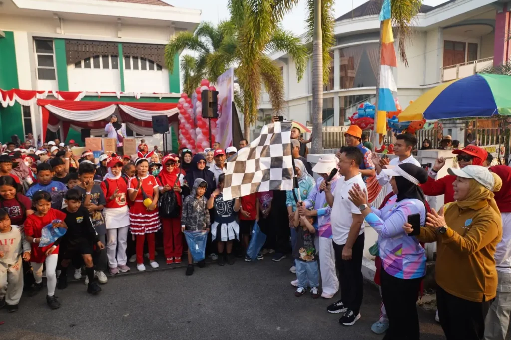 Wali Kota Pontianak Edi Rusdi Kamtono saat melepas start jalan sehat dalam rangka menyambut HUT ke-81 Kemerdekaan Republik Indonesia di Kantor Camat Pontianak Selatan, Minggu (9/8/2026).