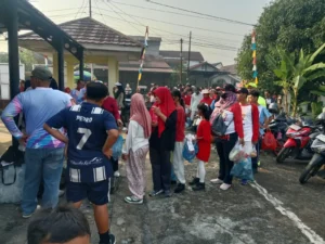 Para peserta jalan sehat Kecamatan Pontianak Selatan mengantre untuk menimbang sampah yang dipungut di sepanjang rute kegiatan di Kantor Camat Pontianak Selatan, Minggu (9/8/2026).