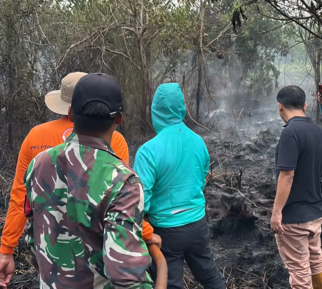 Wako Edi memantau pendinginan lahan gambut yang terbakar di Pontianak.