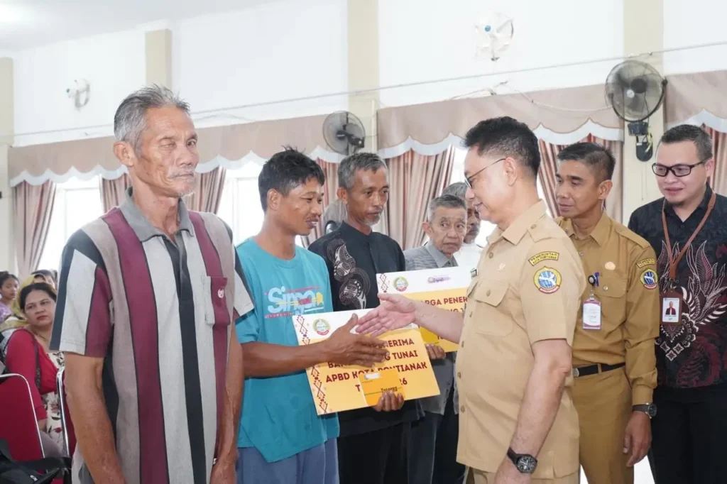 Wali Kota Pontianak Edi Rusdi Kamtono menyerahkan secara simbolis bantuan tunai kepada masyarakat berpenghasilan rendah di Aula Kantor Camat Pontianak Kota, Selasa (11/8/2026).
