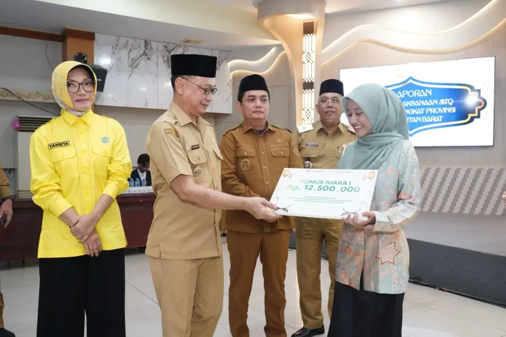 Wali Kota Pontianak Edi Rusdi Kamtono menyerahkan bonus kepada salah satu juara dalam MTQ ke-34 Kalbar di Aula Sultan Syarif Abdurrahman Kantor Wali Kota Pontianak, Selasa (11/8/2026).