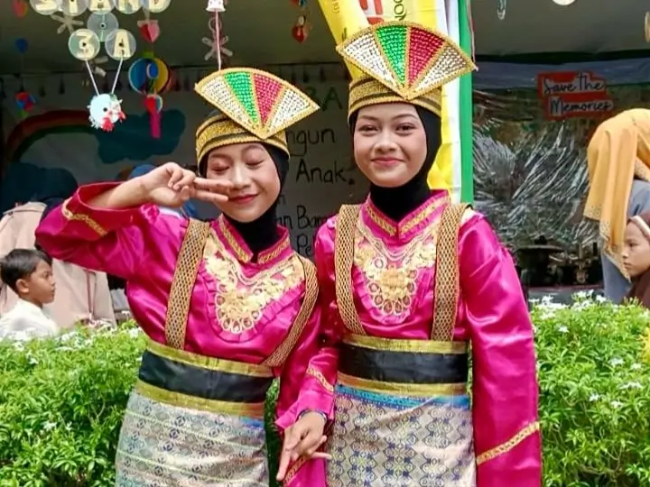 Dua pelajar kembar SMPN 22 Pontianak, Carissa dan Calista, terpilih menjadi tim kesenian Kalbar untuk tampil di Istana Negara dalam rangka HUT ke-81 RI.