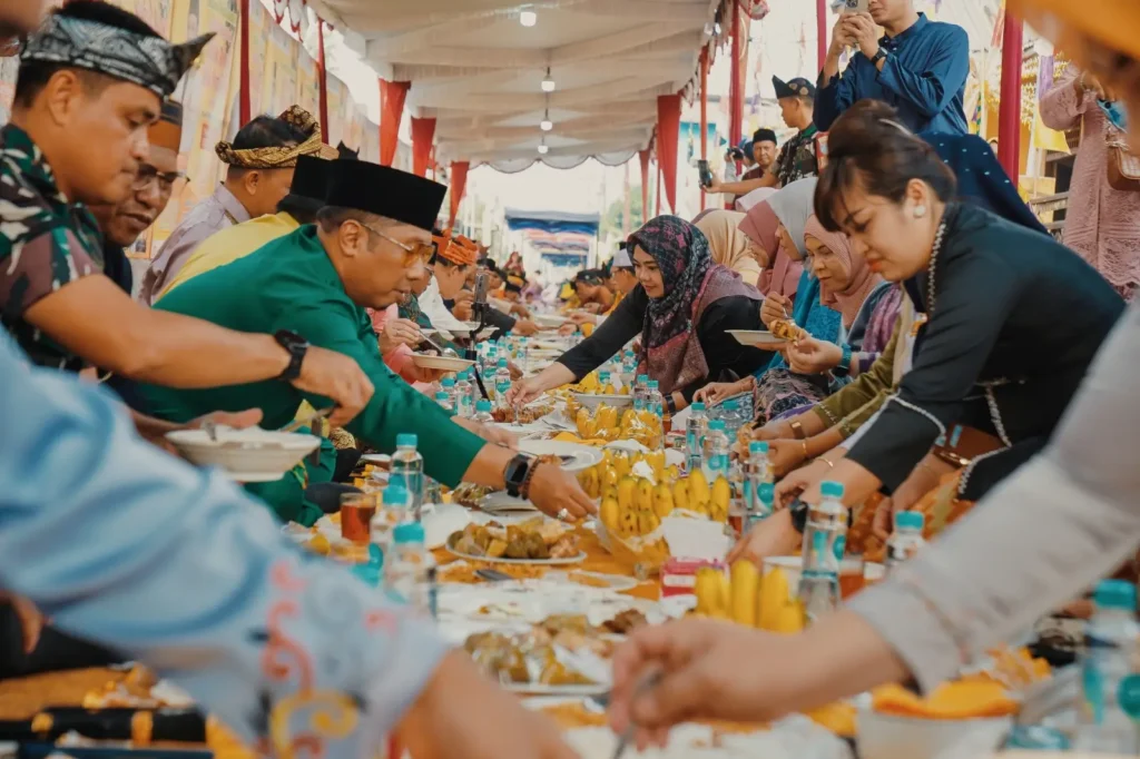 Warga mengikuti Pesta Rakyat Robo’-Robo’ dengan menikmati ketupat colet bersama di Kota Pontianak.