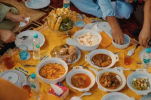 Menu ketupat colet dan aneka hidangan khas Robo’-Robo’ yang disajikan untuk warga Kota Pontianak.