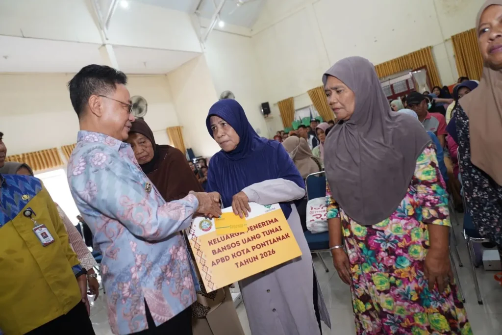 Wali Kota Pontianak Edi Rusdi Kamtono menyerahkan secara simbolis bantuan tunai bagi 273 warga berpenghasilan rendah di Aula Kantor Camat Pontianak Timur, Kamis (13/8/2026).