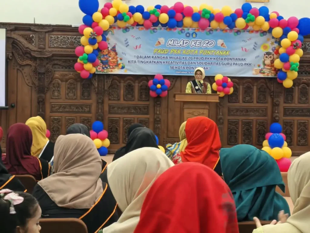 Bunda PAUD Kota Pontianak Yanieta Arbiastutie, yang juga selaku Ketua TP PKK Kota Pontianak, memberikan sambutan pada peringatan Milad ke-20 PAUD PKK Kota Pontianak.