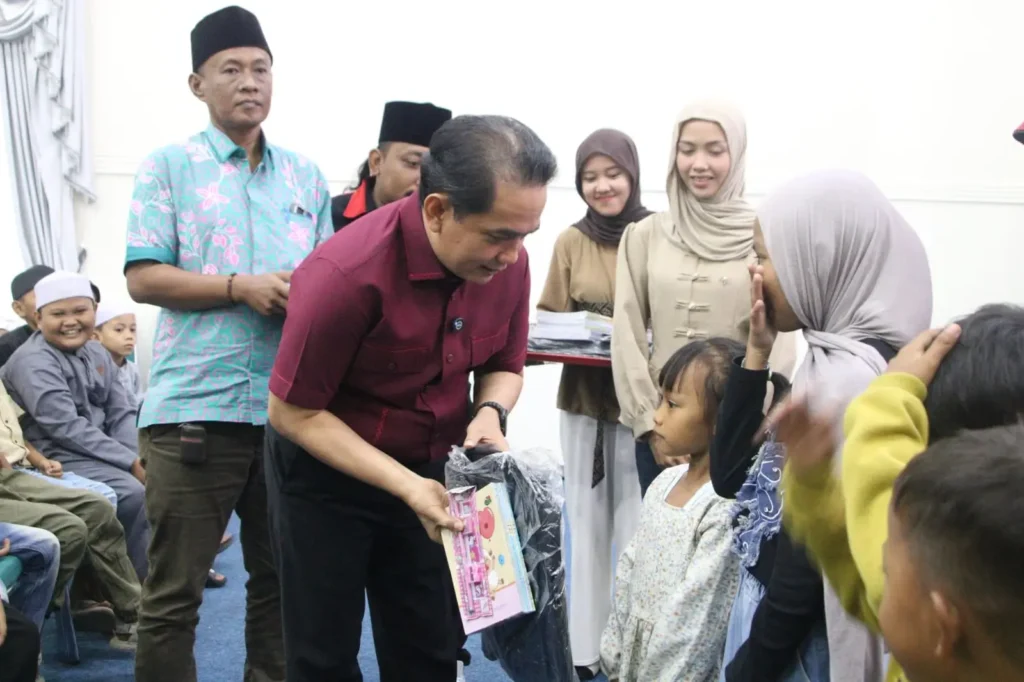 Wakil Wali Kota Pontianak Bahasan menyerahkan bantuan tas dan alat tulis kepada siswa.
