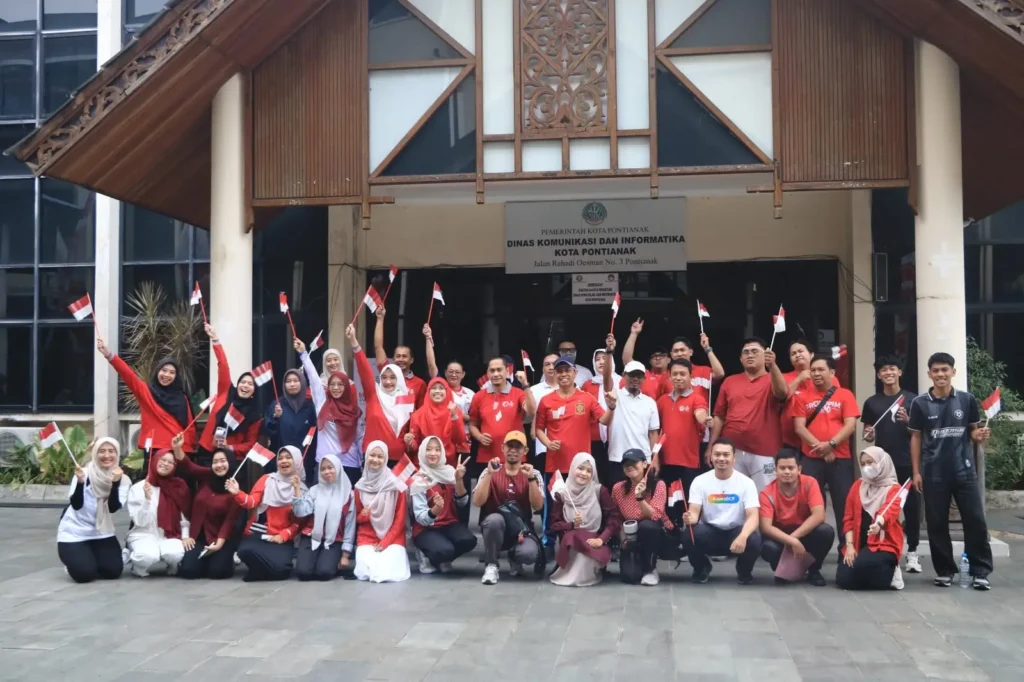 Pegawai Diskominfo Pontianak mengikuti jalan sehat dalam rangka menyambut HUT ke-81 Kemerdekaan RI.
