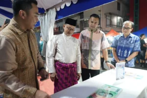 Wali Kota Pontianak Edi Rusdi Kamtono mengunjungi salah satu stand UMKM pada Pontianak Carnaval Khatulistiwa 2026.