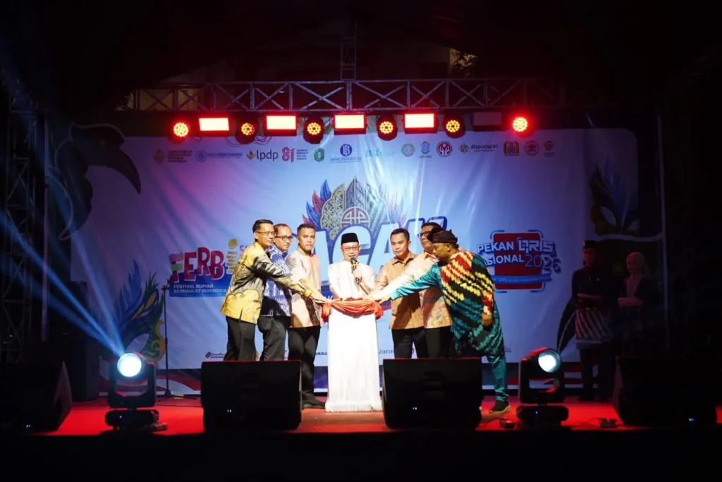 Wali Kota Pontianak Edi Rusdi Kamtono membuka Pontianak Carnaval Khatulistiwa di Jalan Diponegoro Pontianak, Jumat (14/8/2026) malam.