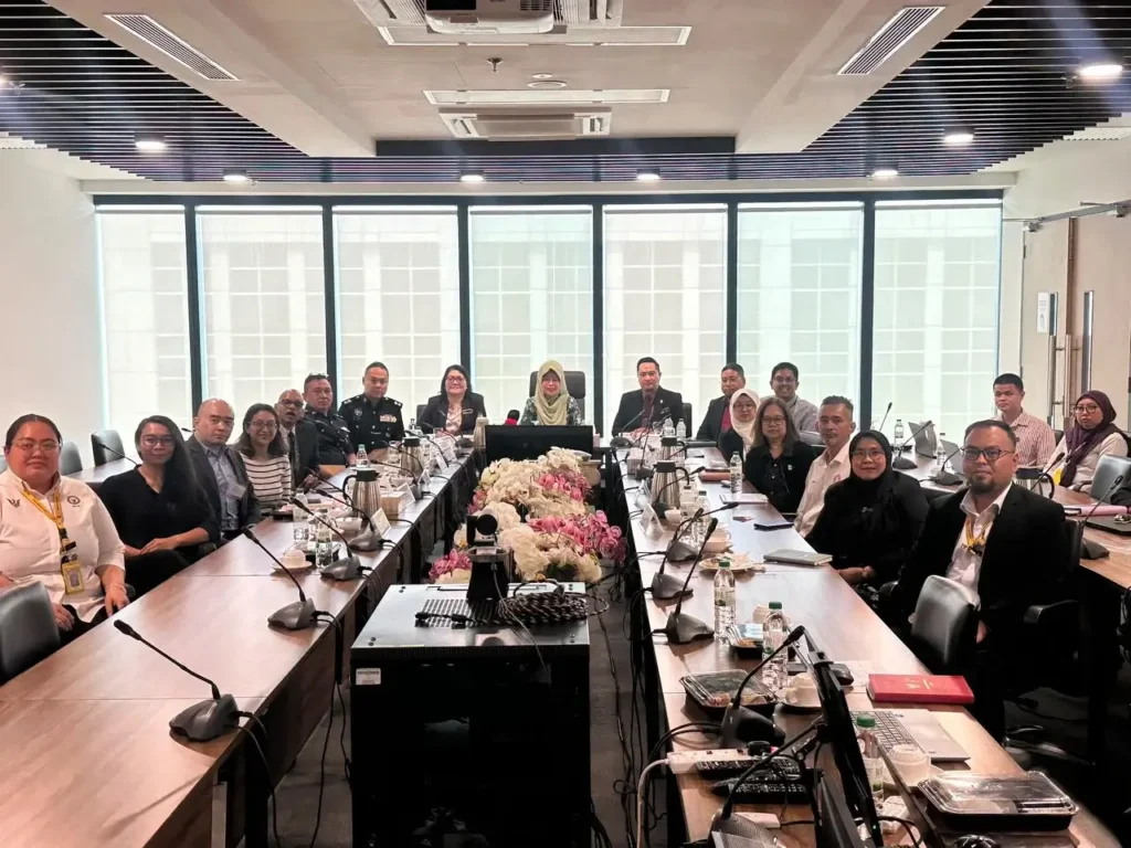 Menteri Kesejahteraan Wanita, Kanak-kanak dan Kesejahteraan Komunitas Sarawak Datuk Seri Fatimah Abdullah saat rapat bersama delegasi DPPM di Kuching. (Foto: Suara Sarawak)
