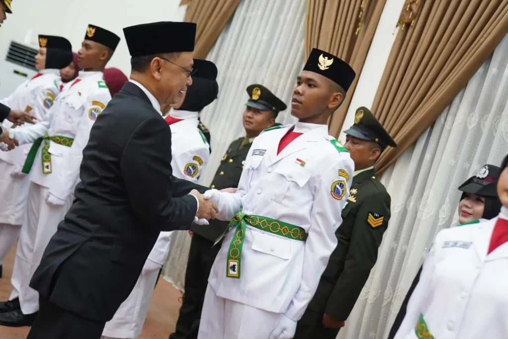Wali Kota Pontianak Edi Rusdi Kamtono memberikan selamat kepada para Paskibraka Pontianak usai dikukuhkan di Ula Rumah Dinas Wali Kota Pontianak, Sabtu (15/8/2026) malam.