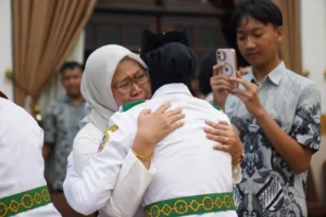 Suasana haru dan gembira tampak dari wajah para orang tua Paskibraka Kota Pontianak 2026 yang dikukuhkan Wali Kota Pontianak di Aula Rumah Dinas Wali Kota Pontianak, Sabtu (15/8/2026).