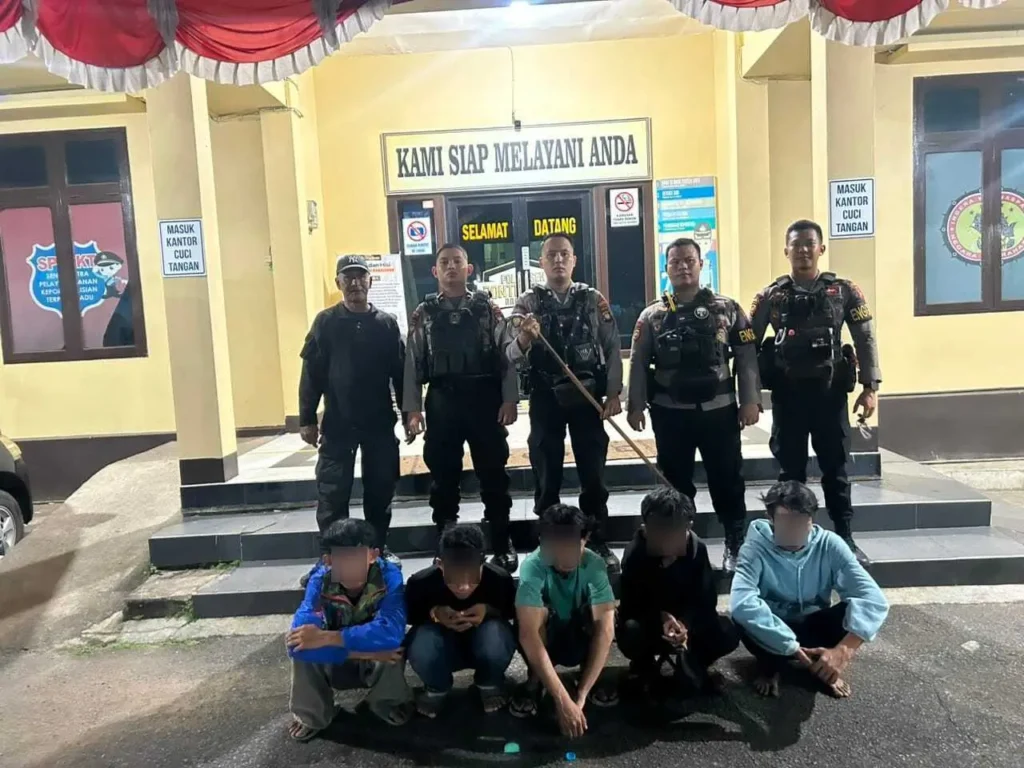 Polisi mengamankan sejumlah anak yang diduga terlibat tawuran di Jalan Kom Yos Sudarso, Pontianak.