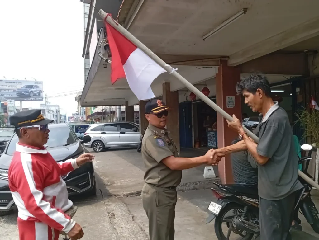 Satpol PP Kota Pontianak melakukan pengawasan dan penertiban pemasangan Bendera Merah Putih menjelang HUT ke-81 RI.