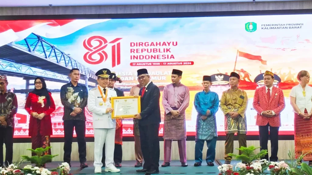 Sekretaris Daerah Kota Pontianak Amirullah menerima penghargaan dari Gubernur Kalbar Ria Norsan usai upacara 17 Agustus di Aula Garuda Kantor Gubernur Kalbar, Senin (17/8/2026).