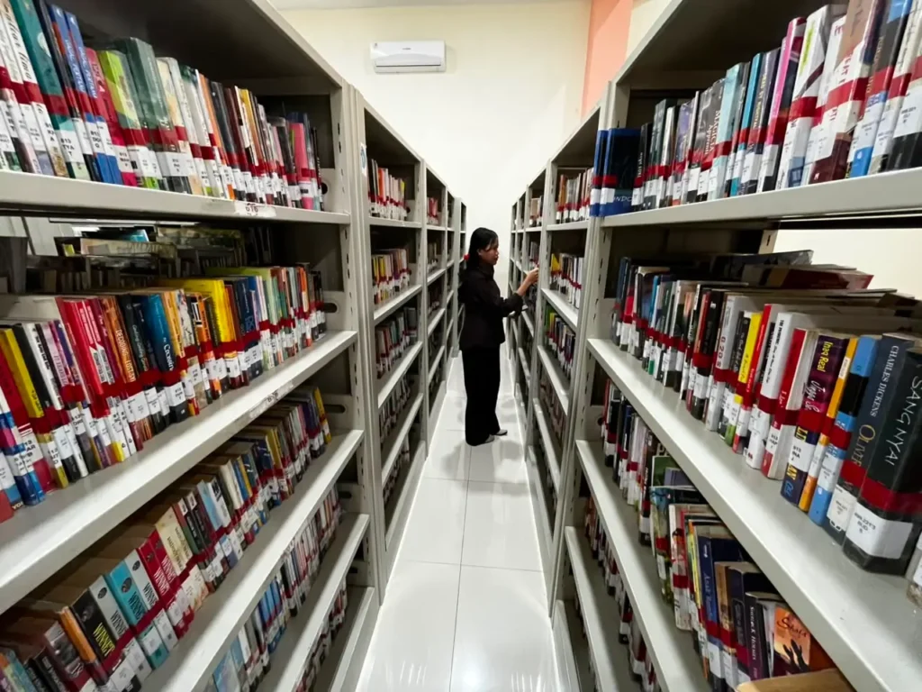 Perpustakaan Umum Kota Pontianak memperkuat layanan literasi dan pemanfaatan koleksi bagi masyarakat.