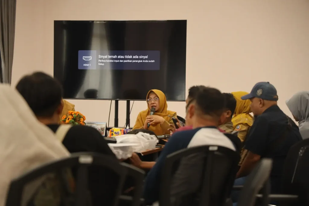 Kepala Dinas Perpustakaan dan Kearsipan Kota Pontianak Sri Sujiarti saat memberikan keterangan terkait layanan perpustakaan inklusif.