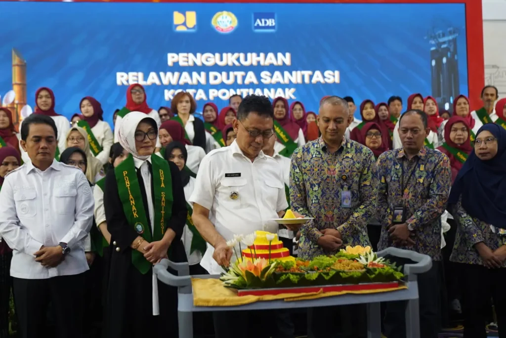 Wali Kota Pontianak Edi Rusdi Kamtono memotong tumpeng dalam Kick-off Pembangunan SPALD-T Kota Pontianak di Hotel Ibis, Rabu (19/8/2026).