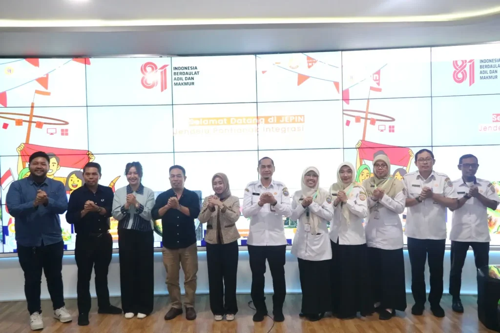 Komisi II DPRD Kota Pontianak meninjau pengelolaan CCTV dan fasilitas Pontianak Smart City di Diskominfo.